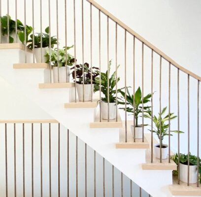 Chậu cây để cầu thang mang đến một phong cách trang trí nội thất mới cho không gian