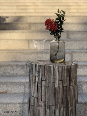 Làm nổi bật không gian với đôn gỗ để bình hoa